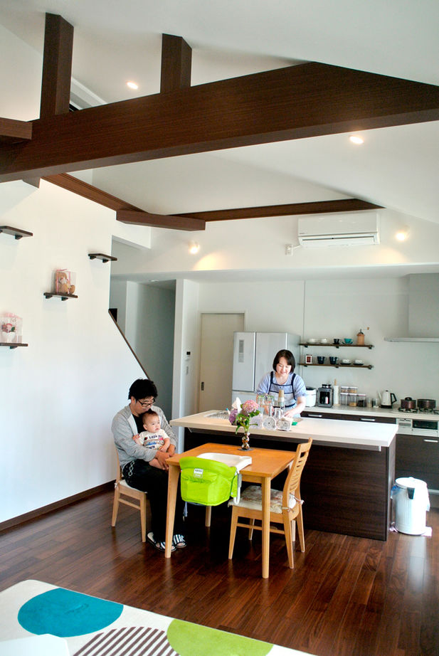 太陽ハウジング 勾配天井と大きなウッドデッキが心地いい　和モダンの平屋の建築実例画像2