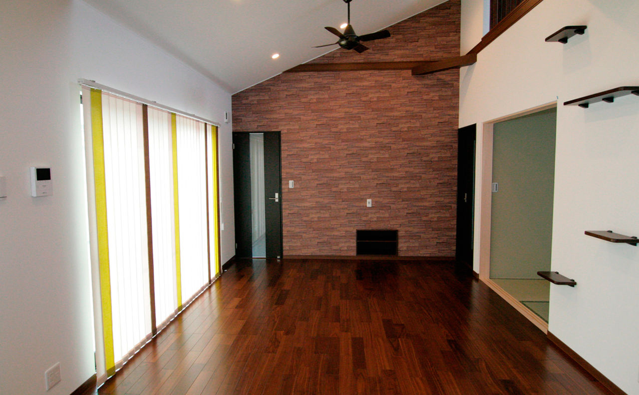 太陽ハウジング 勾配天井と大きなウッドデッキが心地いい　和モダンの平屋の建築実例画像3