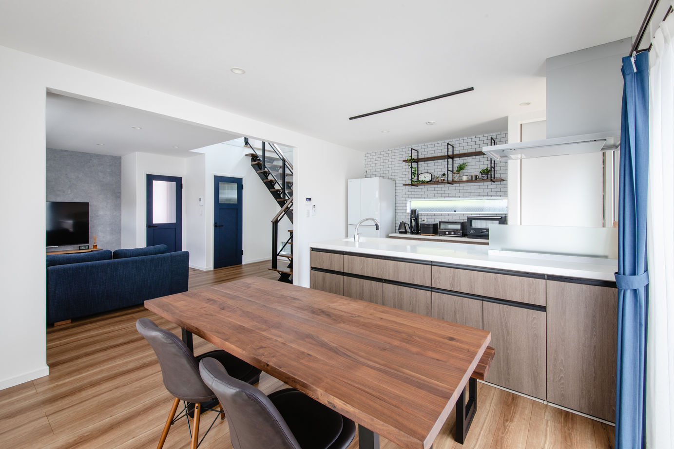 太陽ハウジング 黒ガルバのキューブデザイン　吹抜けとウッドデッキがつながる家の建築実例画像2