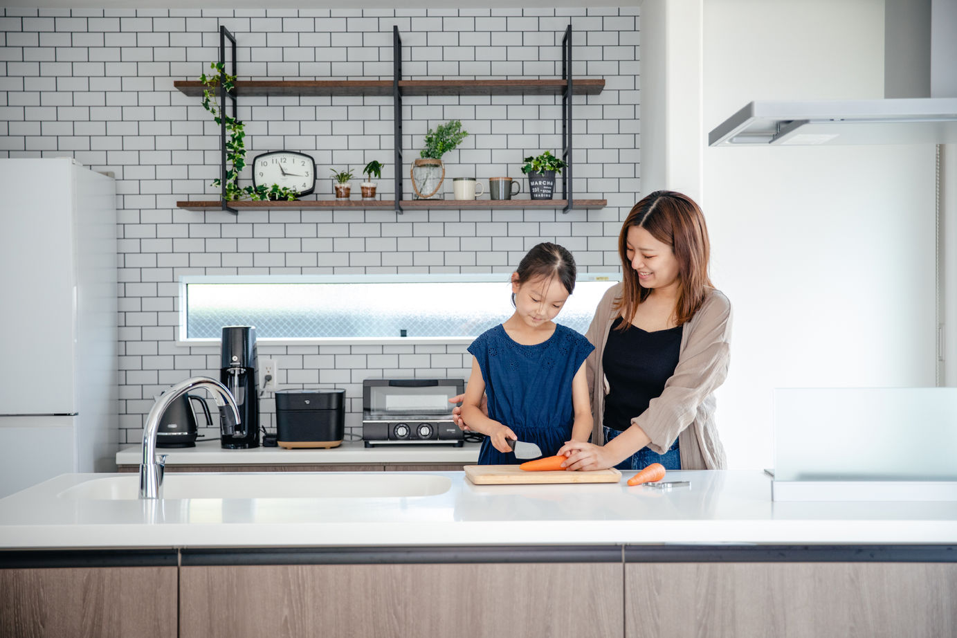 太陽ハウジング 黒ガルバのキューブデザイン　吹抜けとウッドデッキがつながる家の建築実例画像3