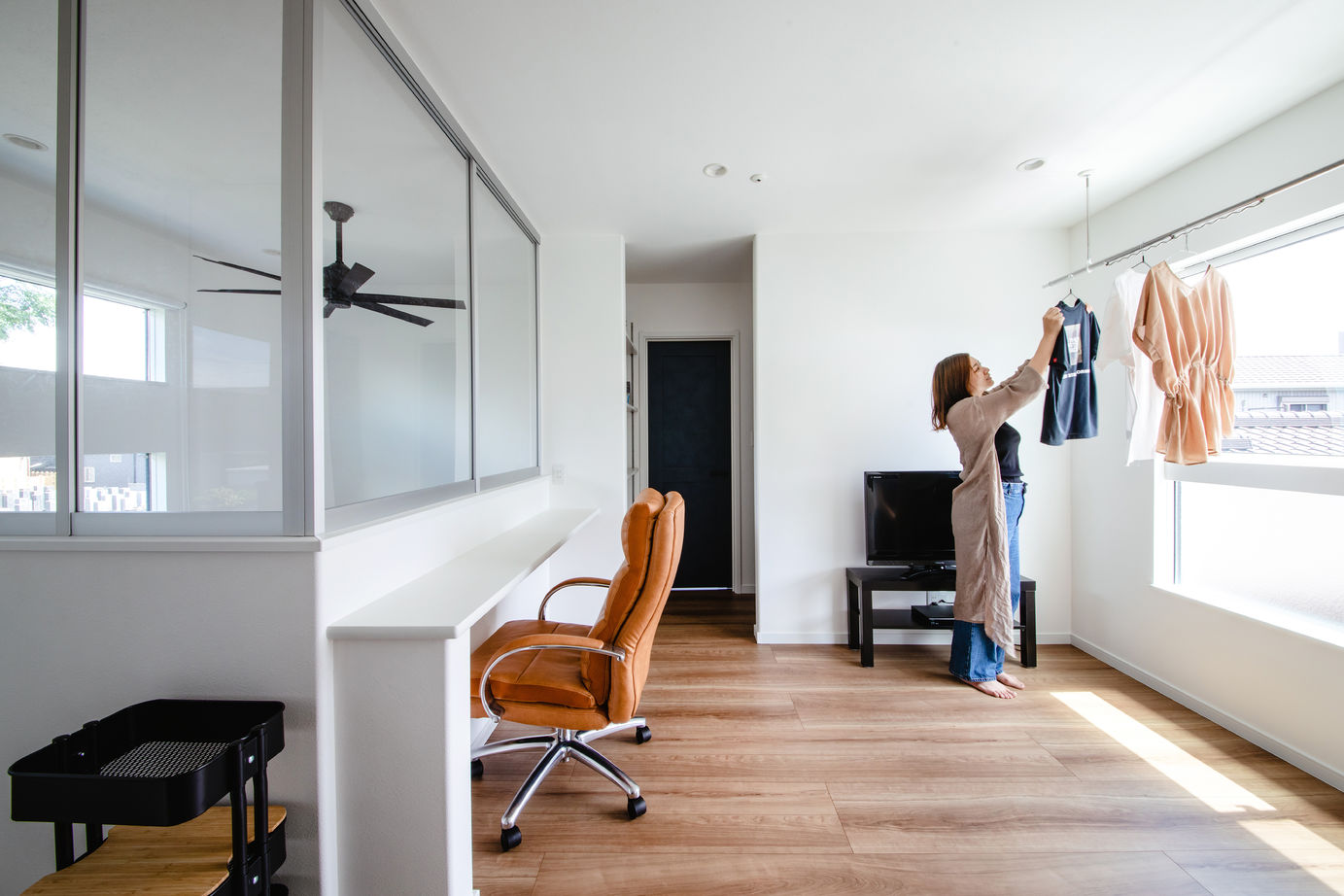 太陽ハウジング 黒ガルバのキューブデザイン　吹抜けとウッドデッキがつながる家の建築実例画像4