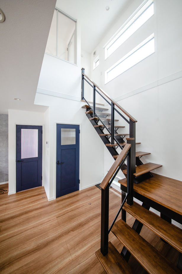 太陽ハウジング 黒ガルバのキューブデザイン　吹抜けとウッドデッキがつながる家の建築実例画像5