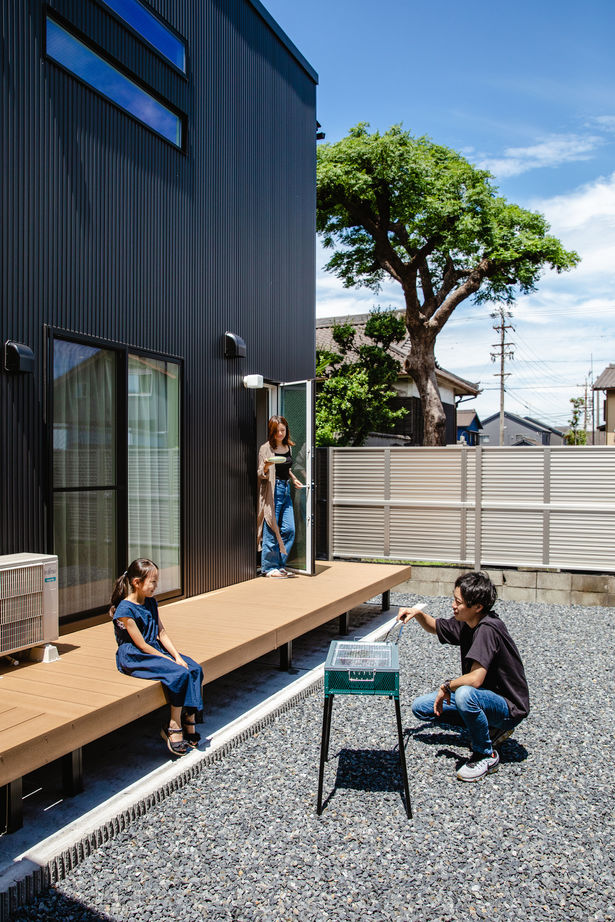 太陽ハウジング 黒ガルバのキューブデザイン　吹抜けとウッドデッキがつながる家の建築実例画像6