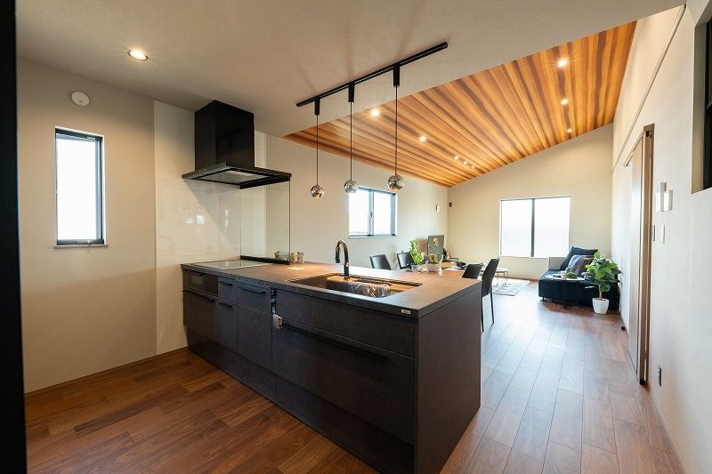 太陽ハウジング 勾配天井の2階リビング×ビルトインガレージ　夫婦のこだわりが詰まった家の建築実例画像2