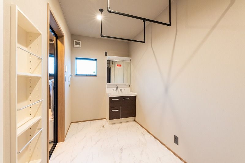 太陽ハウジング 勾配天井の2階リビング×ビルトインガレージ　夫婦のこだわりが詰まった家の建築実例画像5