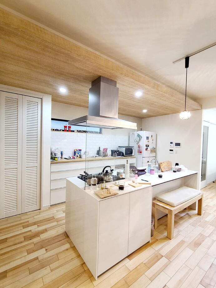 太陽ハウジング 吹き抜けと天窓が生む、光あふれるオープンLDKの家の建築実例画像2