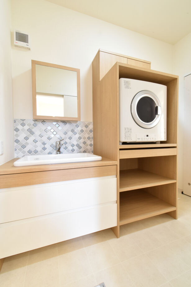 太陽ハウジング 吹き抜けと天窓が生む、光あふれるオープンLDKの家の建築実例画像5