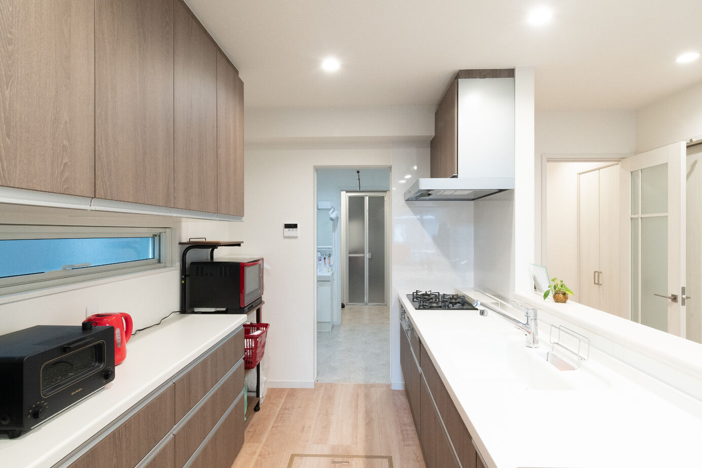 太陽ハウジング 白いガルバの外観と一直線の家事動線が心地いい、シンプルモダンの家の建築実例画像2