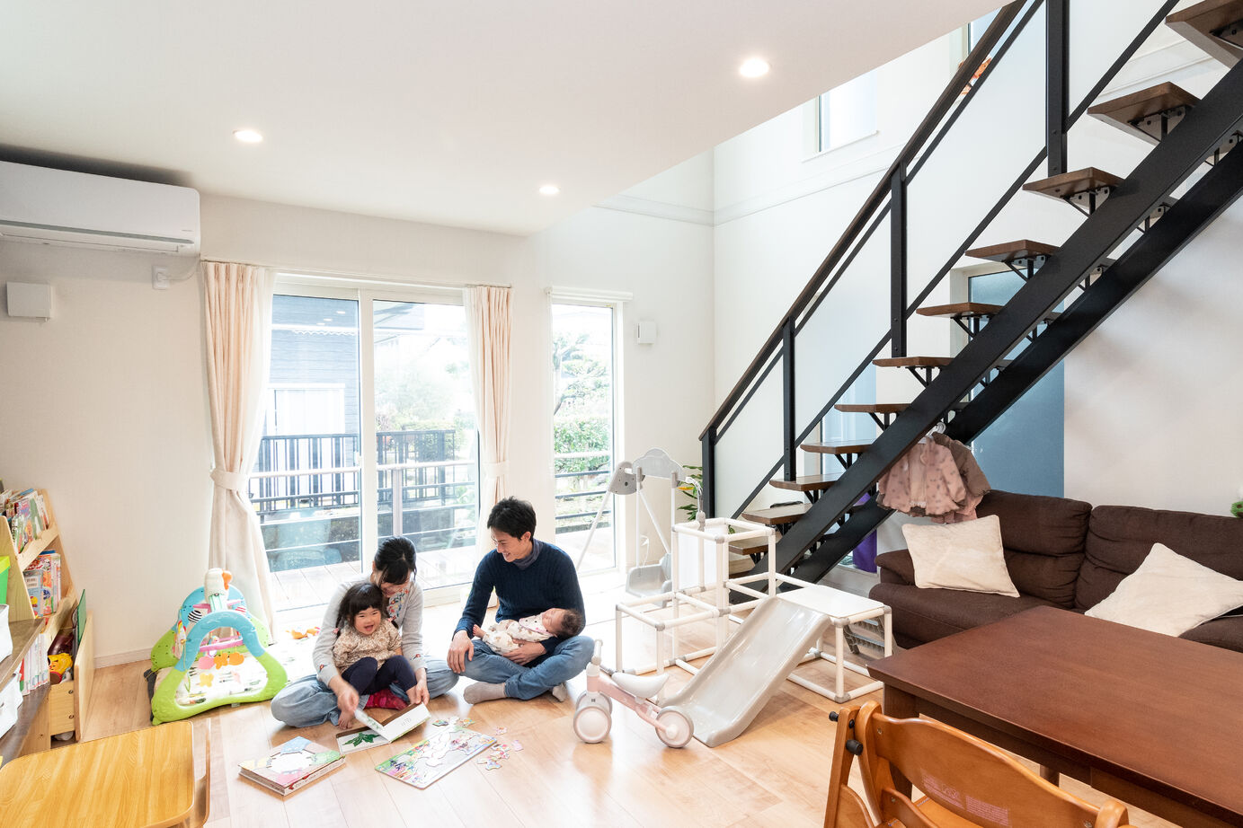 太陽ハウジング 白いガルバの外観と一直線の家事動線が心地いい、シンプルモダンの家の建築実例画像4