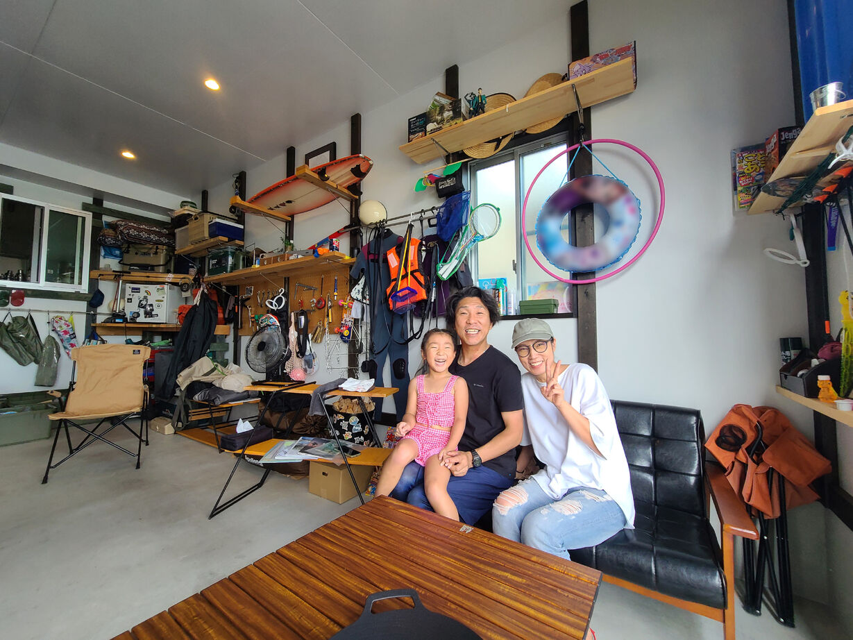 太陽ハウジング 週末はガレージでDIY＆BBQ！黒いガルバの外観が映える家の建築実例画像2