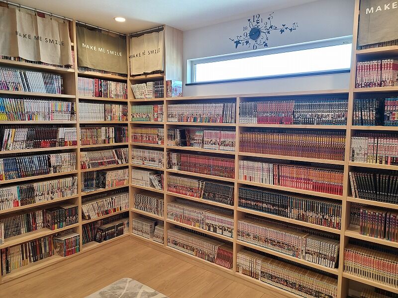 太陽ハウジング 5,000冊のマンガを収納！大人家族で暮らす黒いガルバの家の建築実例画像2