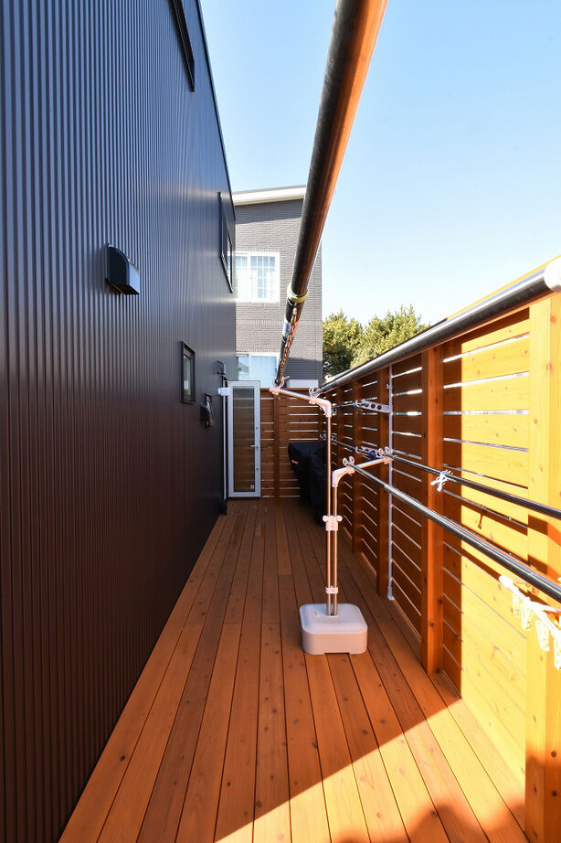 太陽ハウジング 5,000冊のマンガを収納！大人家族で暮らす黒いガルバの家の建築実例画像4