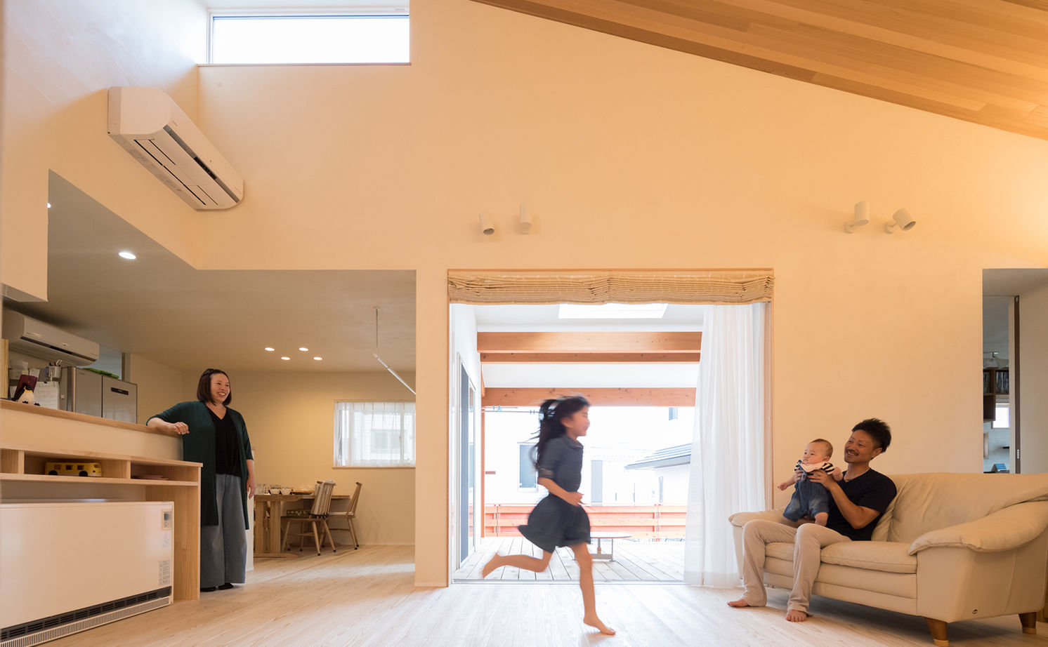 エーセンス建築設計 【2000万円台/32坪】コの字型の中心は、深い軒のあるウッドデッキ。家族の時間を大切にする平屋の建築実例画像2