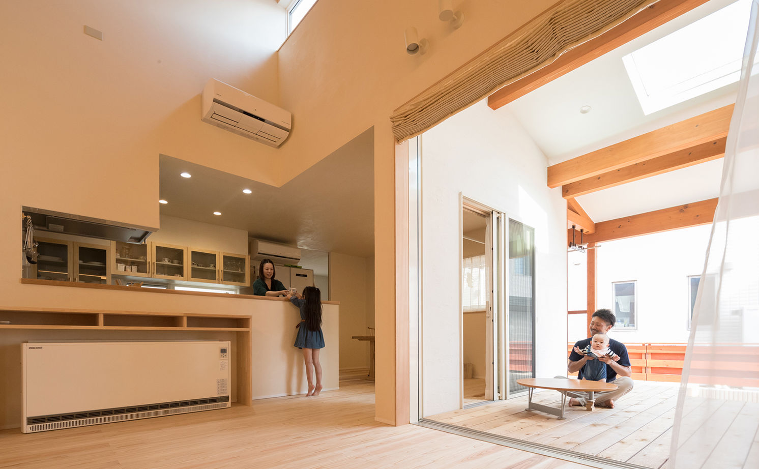 エーセンス建築設計 【2000万円台/32坪】コの字型の中心は、深い軒のあるウッドデッキ。家族の時間を大切にする平屋の建築実例画像3