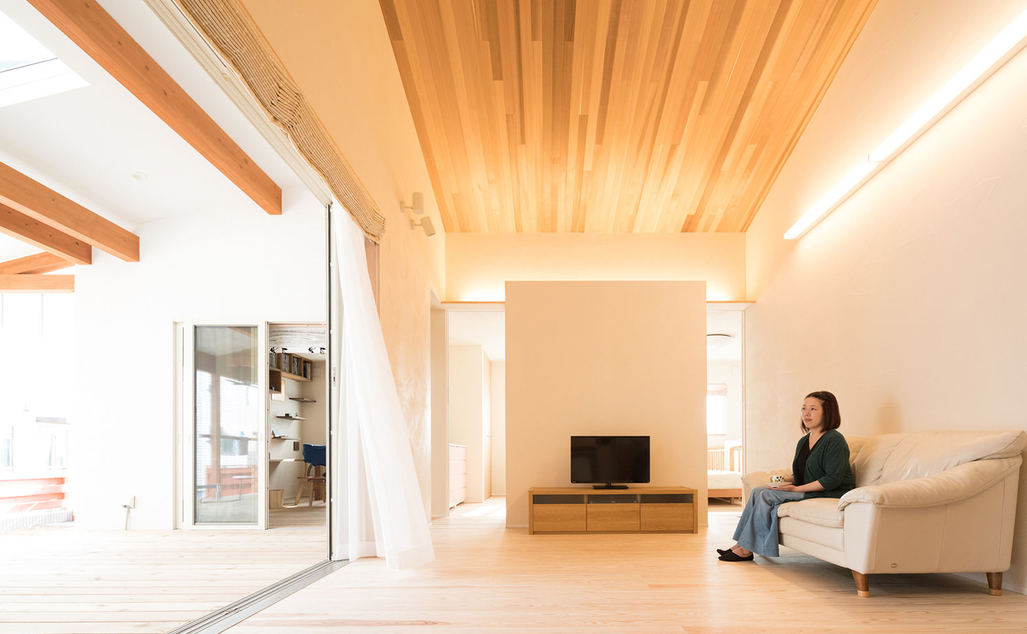 エーセンス建築設計 【2000万円台/32坪】コの字型の中心は、深い軒のあるウッドデッキ。家族の時間を大切にする平屋の建築実例画像4