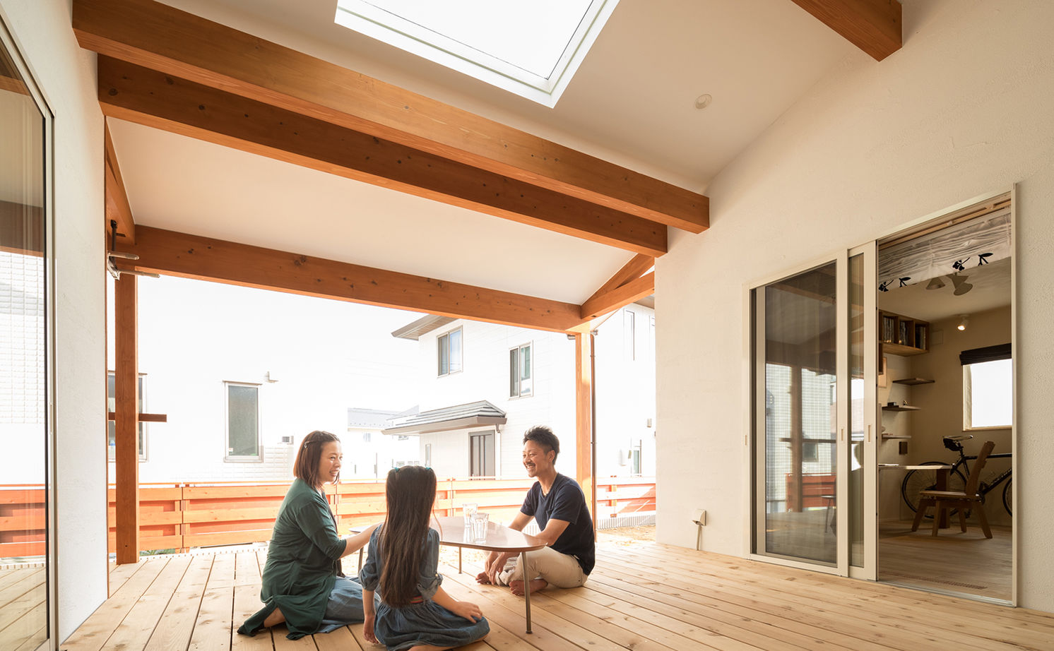 エーセンス建築設計 【2000万円台/32坪】コの字型の中心は、深い軒のあるウッドデッキ。家族の時間を大切にする平屋の建築実例画像7