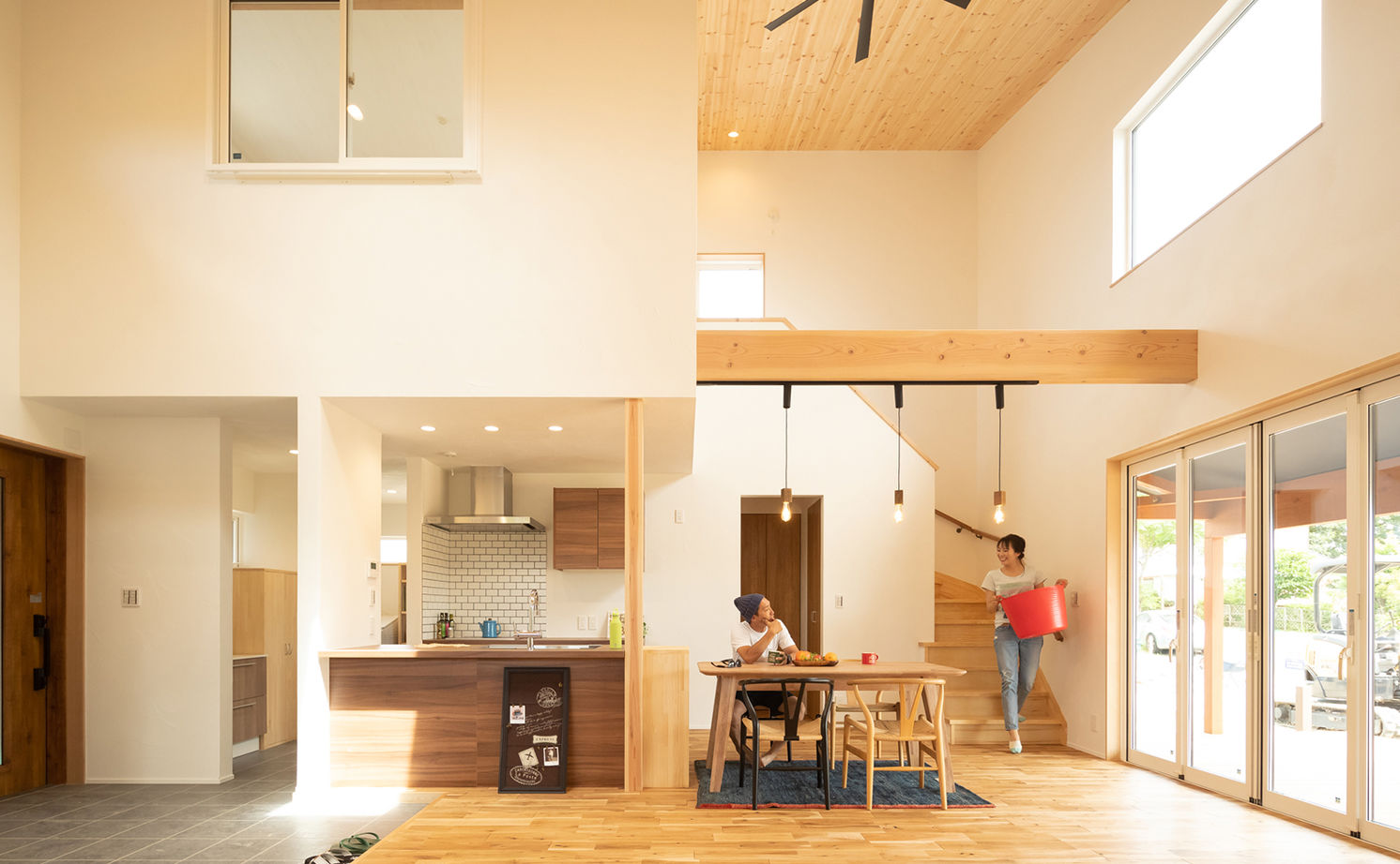 エーセンス建築設計 【2000万円台/29坪/間取り図有】緑の芝生に映える墨色の鎧張り外観。海の近くのサーファーズハウスの建築実例画像2