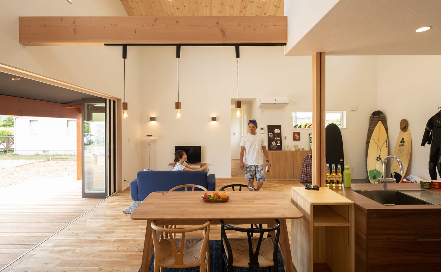 エーセンス建築設計 【2000万円台/29坪/間取り図有】緑の芝生に映える墨色の鎧張り外観。海の近くのサーファーズハウスの建築実例画像3