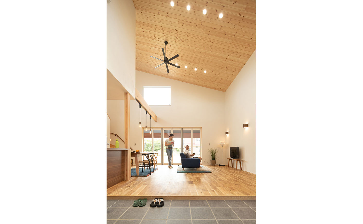 エーセンス建築設計 【2000万円台/29坪/間取り図有】緑の芝生に映える墨色の鎧張り外観。海の近くのサーファーズハウスの建築実例画像4