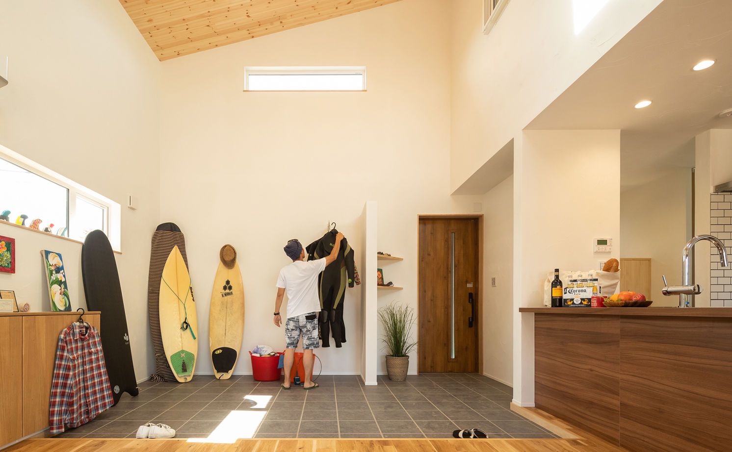 エーセンス建築設計 【2000万円台/29坪/間取り図有】緑の芝生に映える墨色の鎧張り外観。海の近くのサーファーズハウスの建築実例画像5