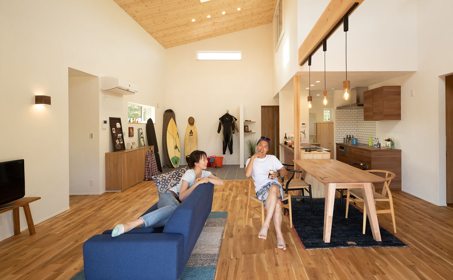 エーセンス建築設計 【2000万円台/29坪/間取り図有】緑の芝生に映える墨色の鎧張り外観。海の近くのサーファーズハウスの建築実例画像6