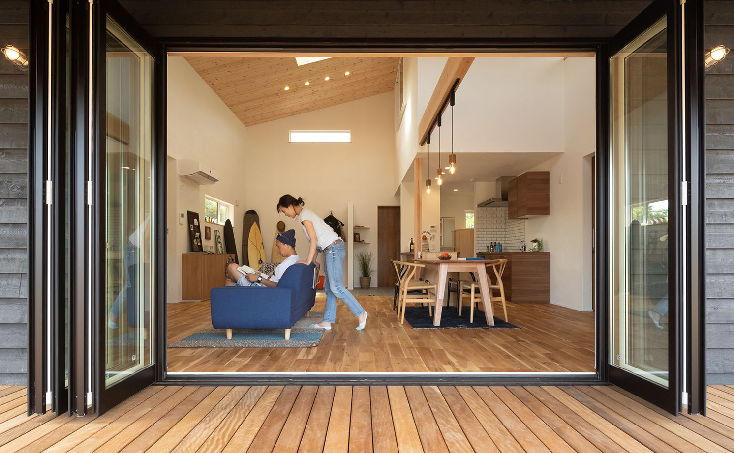 エーセンス建築設計 【2000万円台/29坪/間取り図有】緑の芝生に映える墨色の鎧張り外観。海の近くのサーファーズハウスの建築実例画像7