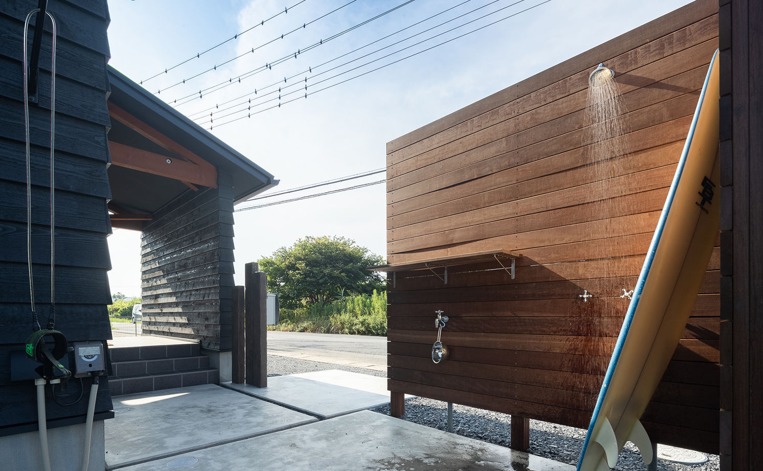 エーセンス建築設計 【2000万円台/29坪/間取り図有】緑の芝生に映える墨色の鎧張り外観。海の近くのサーファーズハウスの建築実例画像8