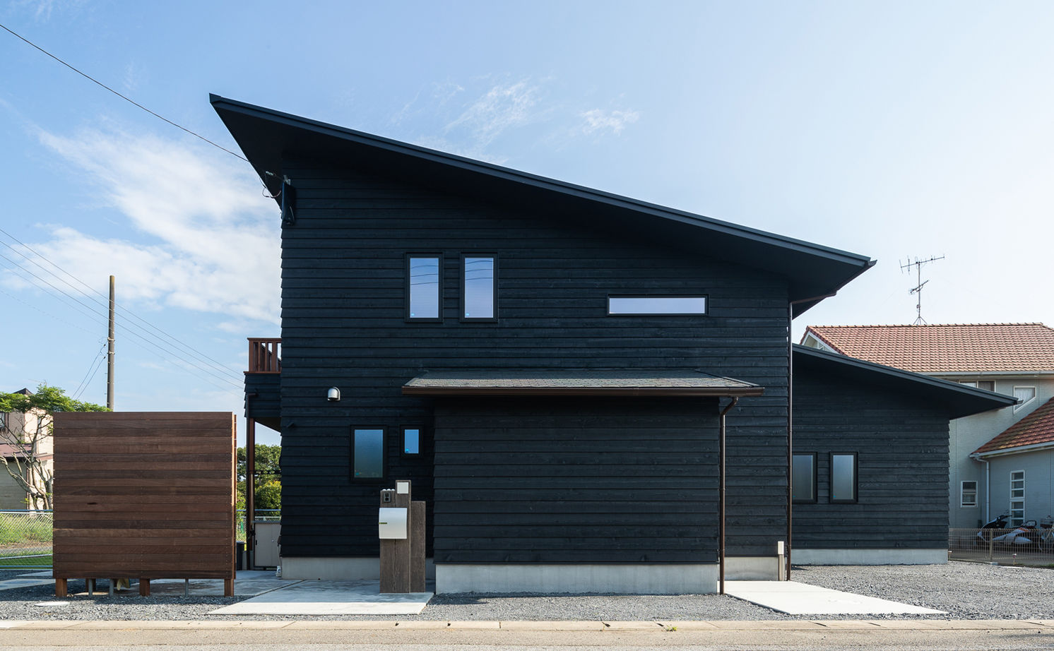 エーセンス建築設計 【2000万円台/29坪/間取り図有】緑の芝生に映える墨色の鎧張り外観。海の近くのサーファーズハウスの建築実例画像9