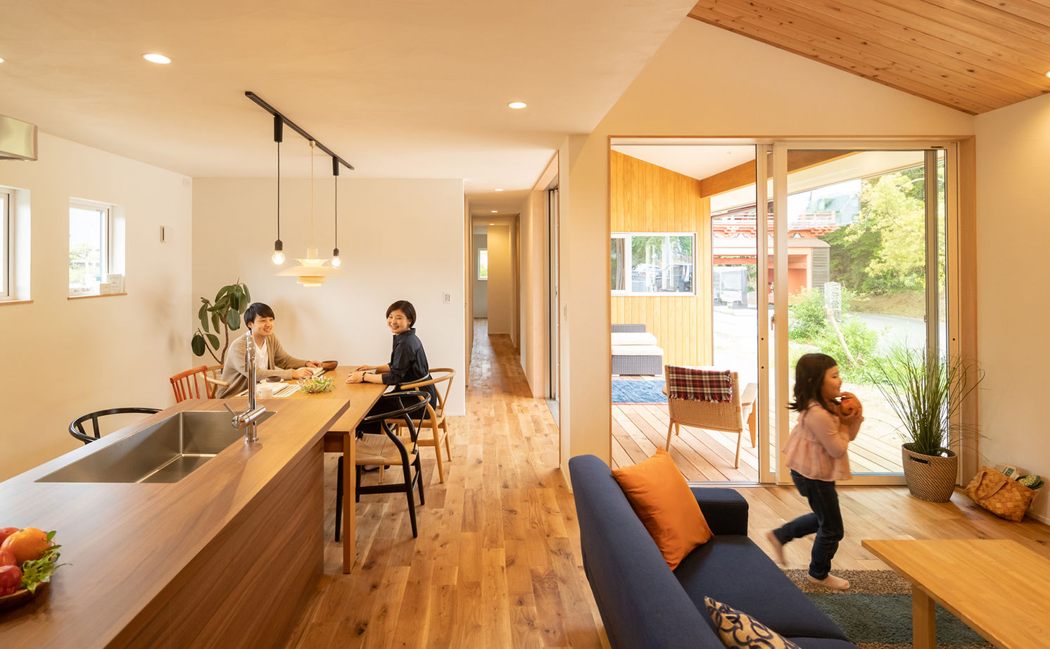 エーセンス建築設計 【2000万円台/30坪/間取り図有】天窓から光が注ぐテラス。動線と収納にこだわった快適な平屋　の建築実例画像2