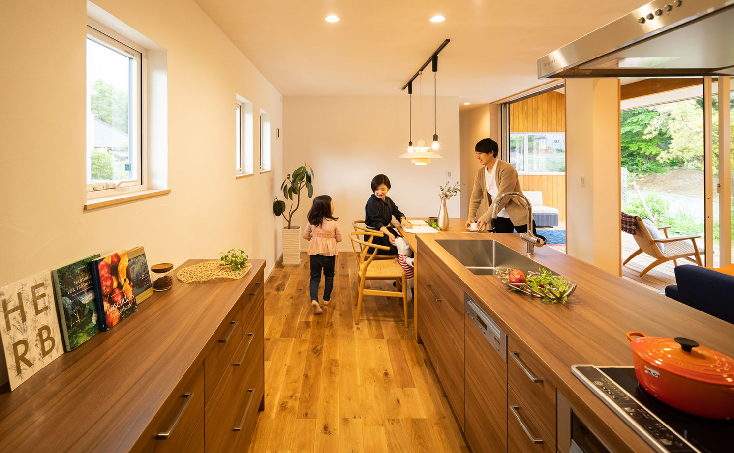 エーセンス建築設計 【2000万円台/30坪/間取り図有】天窓から光が注ぐテラス。動線と収納にこだわった快適な平屋　の建築実例画像4