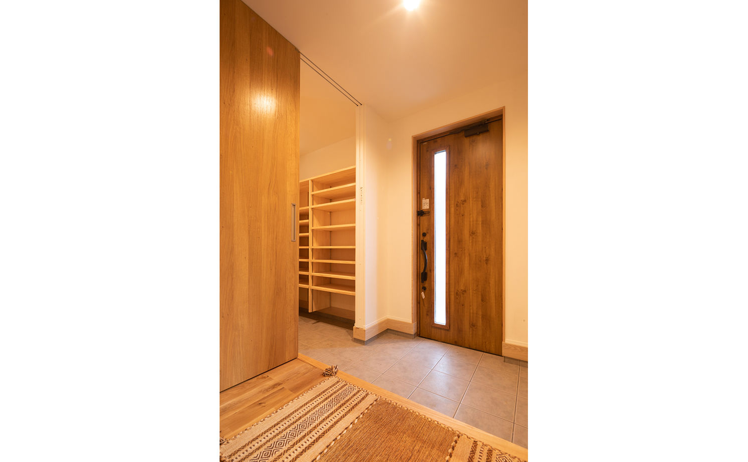 エーセンス建築設計 【2000万円台/30坪/間取り図有】天窓から光が注ぐテラス。動線と収納にこだわった快適な平屋　の建築実例画像8