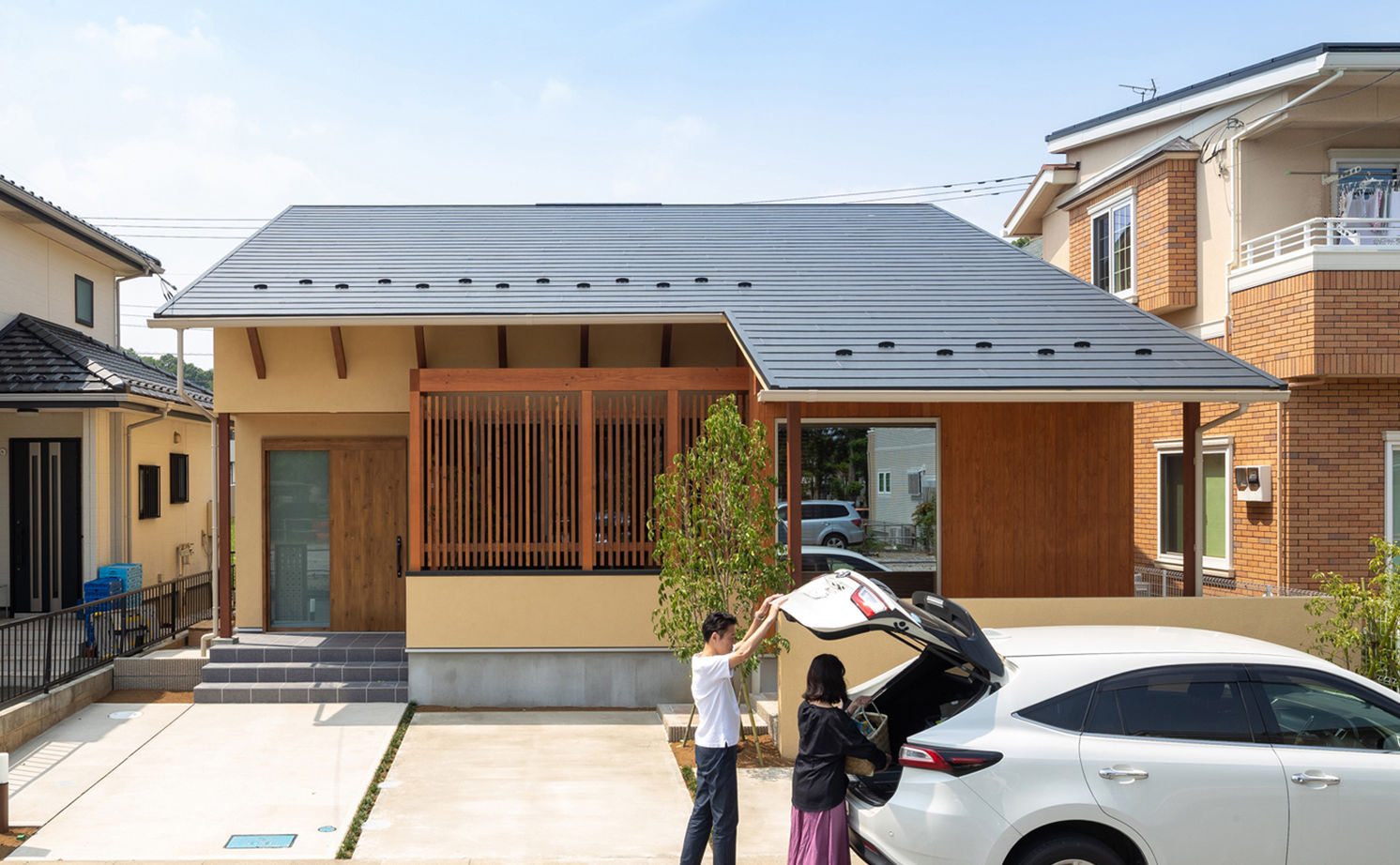 エーセンス建築設計 【2000万円台/28坪/間取り図有】住宅街でも光、風を感じて。大屋根の下に心地よい中庭のあるコンパクトな家の建築実例画像