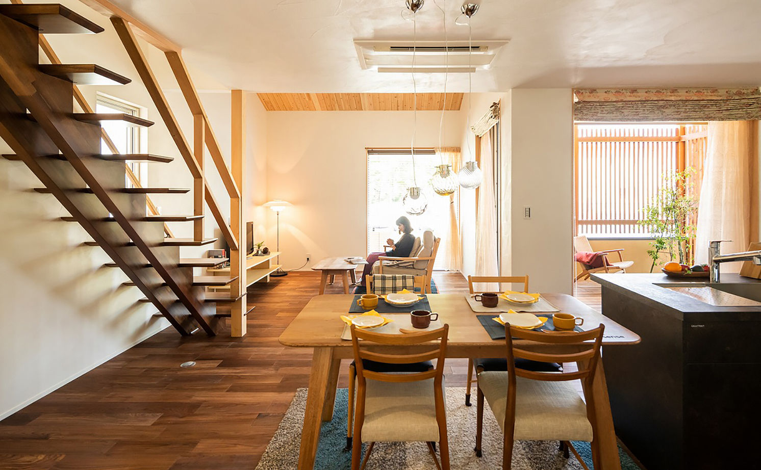 エーセンス建築設計 【2000万円台/28坪/間取り図有】住宅街でも光、風を感じて。大屋根の下に心地よい中庭のあるコンパクトな家の建築実例画像2