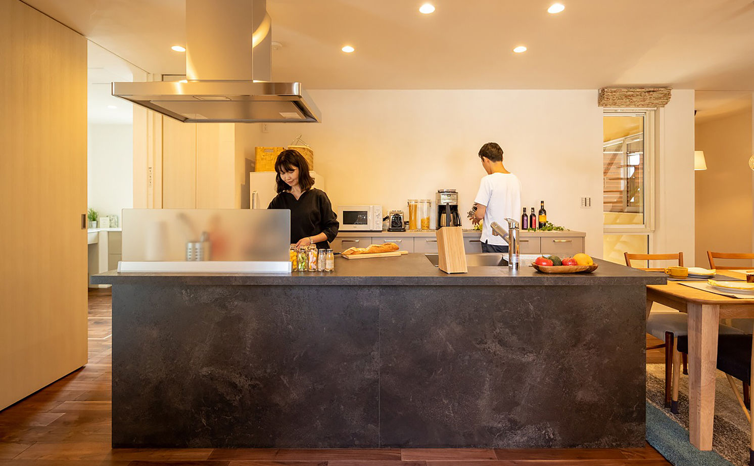 エーセンス建築設計 【2000万円台/28坪/間取り図有】住宅街でも光、風を感じて。大屋根の下に心地よい中庭のあるコンパクトな家の建築実例画像3