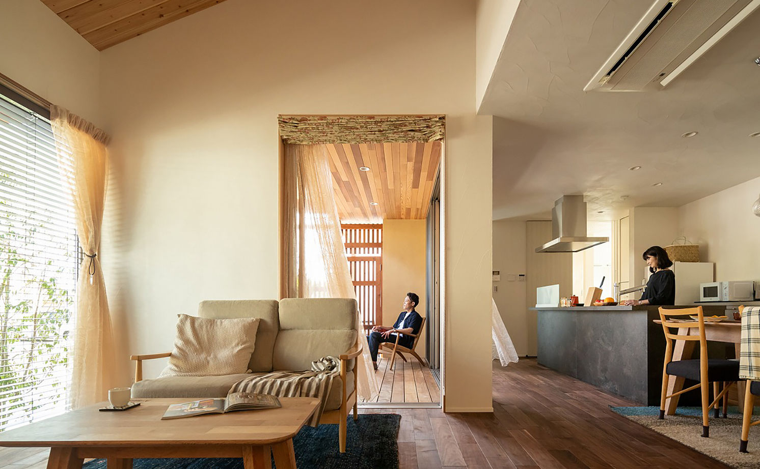 エーセンス建築設計 【2000万円台/28坪/間取り図有】住宅街でも光、風を感じて。大屋根の下に心地よい中庭のあるコンパクトな家の建築実例画像4