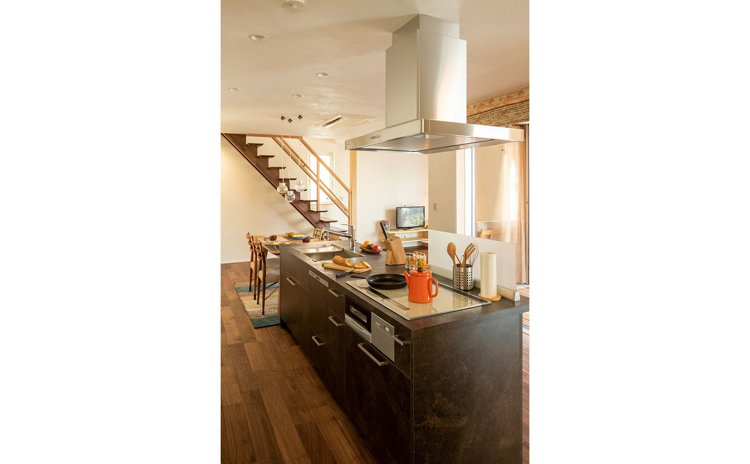 エーセンス建築設計 【2000万円台/28坪/間取り図有】住宅街でも光、風を感じて。大屋根の下に心地よい中庭のあるコンパクトな家の建築実例画像5