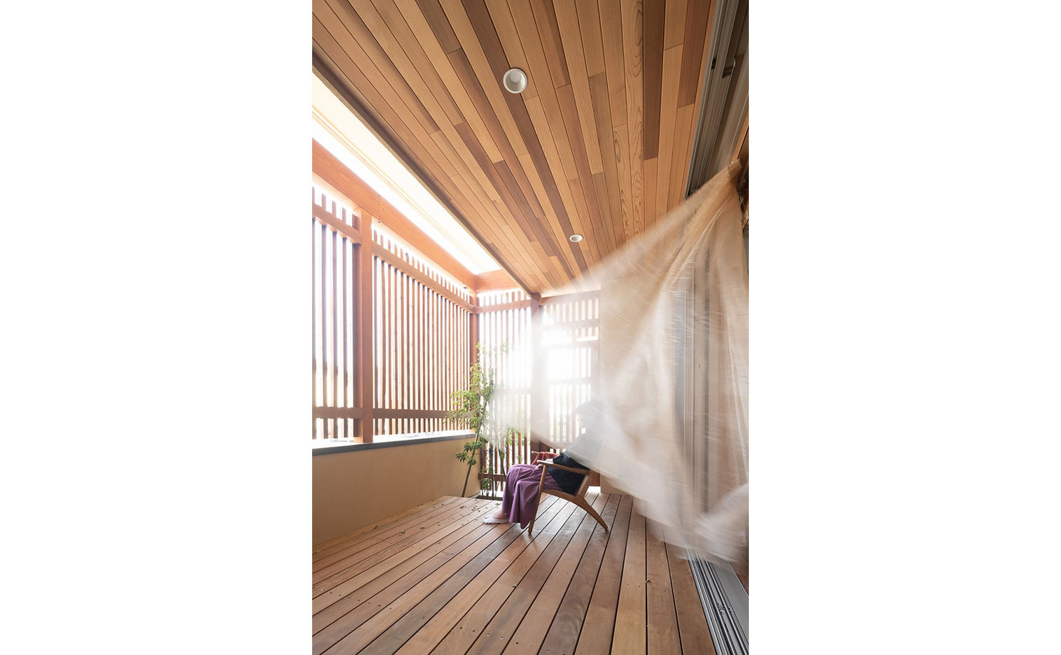 エーセンス建築設計 【2000万円台/28坪/間取り図有】住宅街でも光、風を感じて。大屋根の下に心地よい中庭のあるコンパクトな家の建築実例画像6