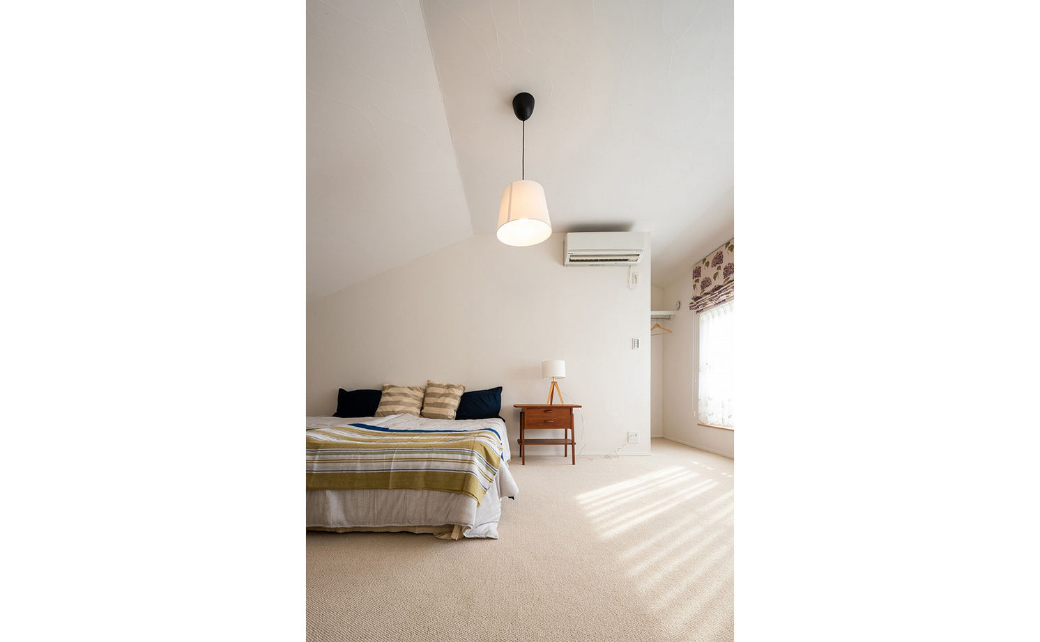 エーセンス建築設計 【2000万円台/28坪/間取り図有】住宅街でも光、風を感じて。大屋根の下に心地よい中庭のあるコンパクトな家の建築実例画像9