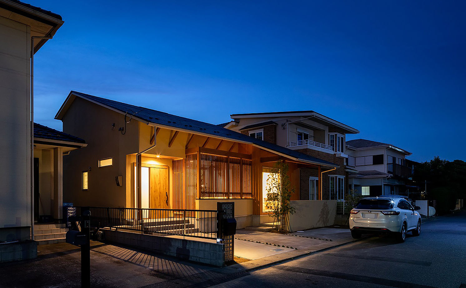 エーセンス建築設計 【2000万円台/28坪/間取り図有】住宅街でも光、風を感じて。大屋根の下に心地よい中庭のあるコンパクトな家の建築実例画像10