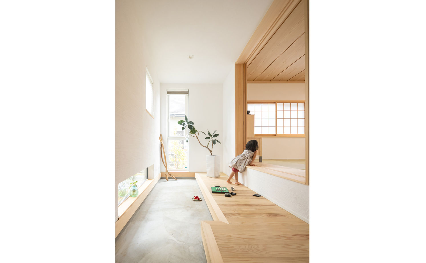 エーセンス建築設計 【41坪/間取り図有】広がりある借景を室内に取り入れて伸びやかに。シンプルで温もりのある通り土間の家の建築実例画像1