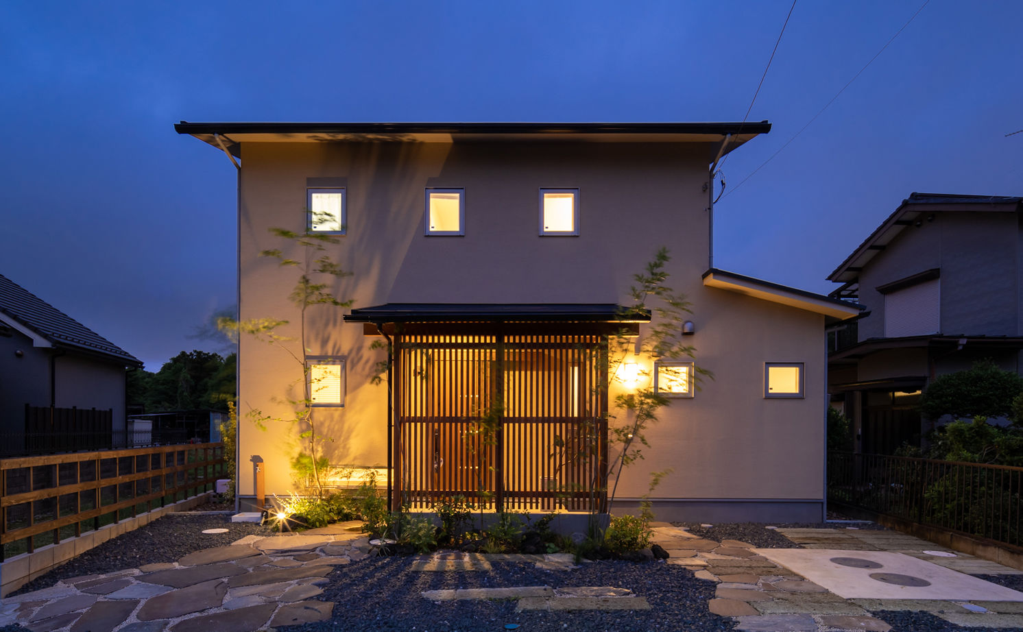 エーセンス建築設計 【41坪/間取り図有】広がりある借景を室内に取り入れて伸びやかに。シンプルで温もりのある通り土間の家の建築実例画像2