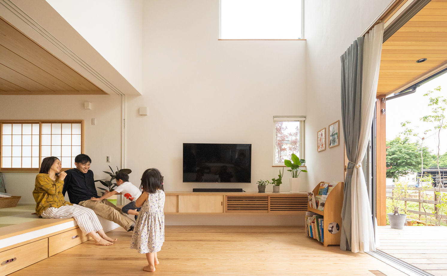 エーセンス建築設計 【41坪/間取り図有】広がりある借景を室内に取り入れて伸びやかに。シンプルで温もりのある通り土間の家の建築実例画像3