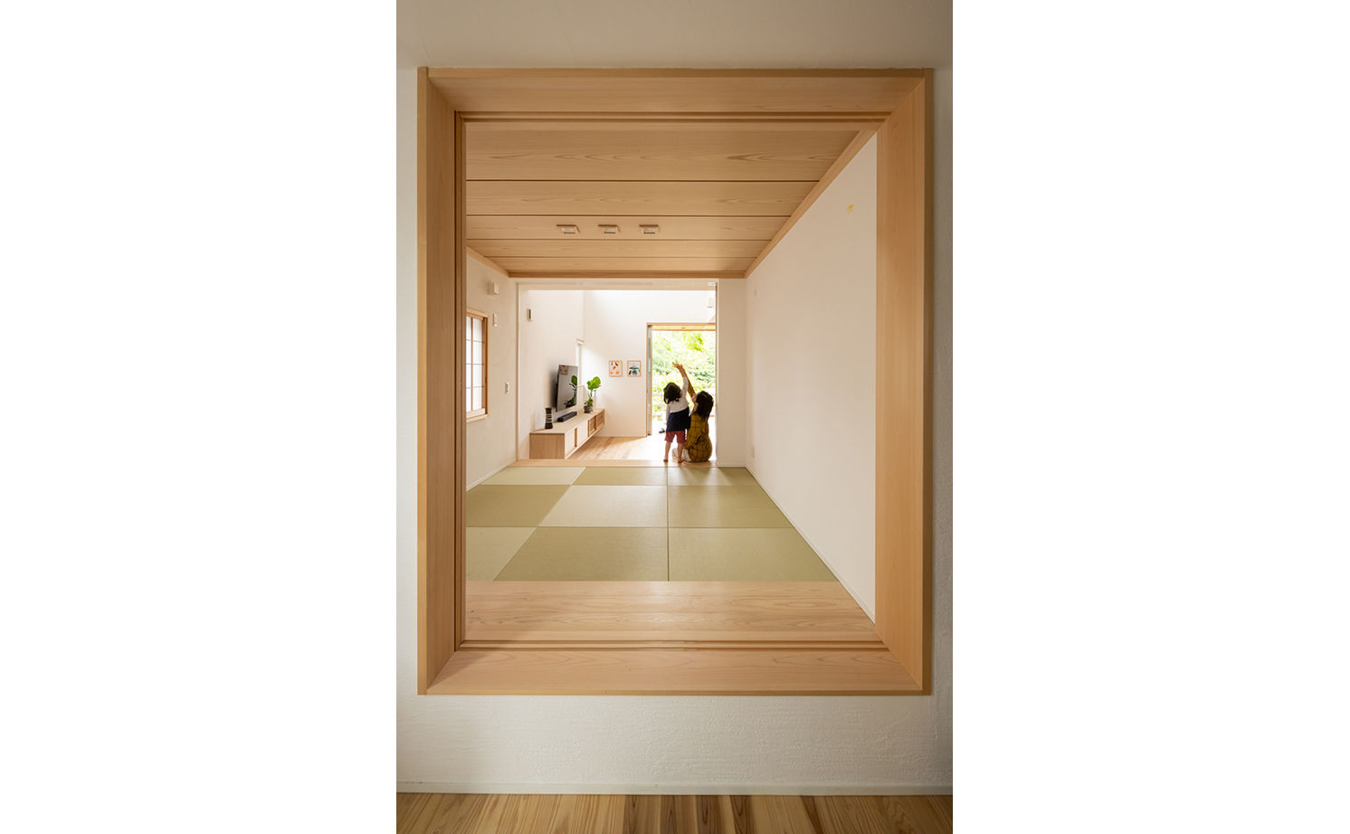 エーセンス建築設計 【41坪/間取り図有】広がりある借景を室内に取り入れて伸びやかに。シンプルで温もりのある通り土間の家の建築実例画像5