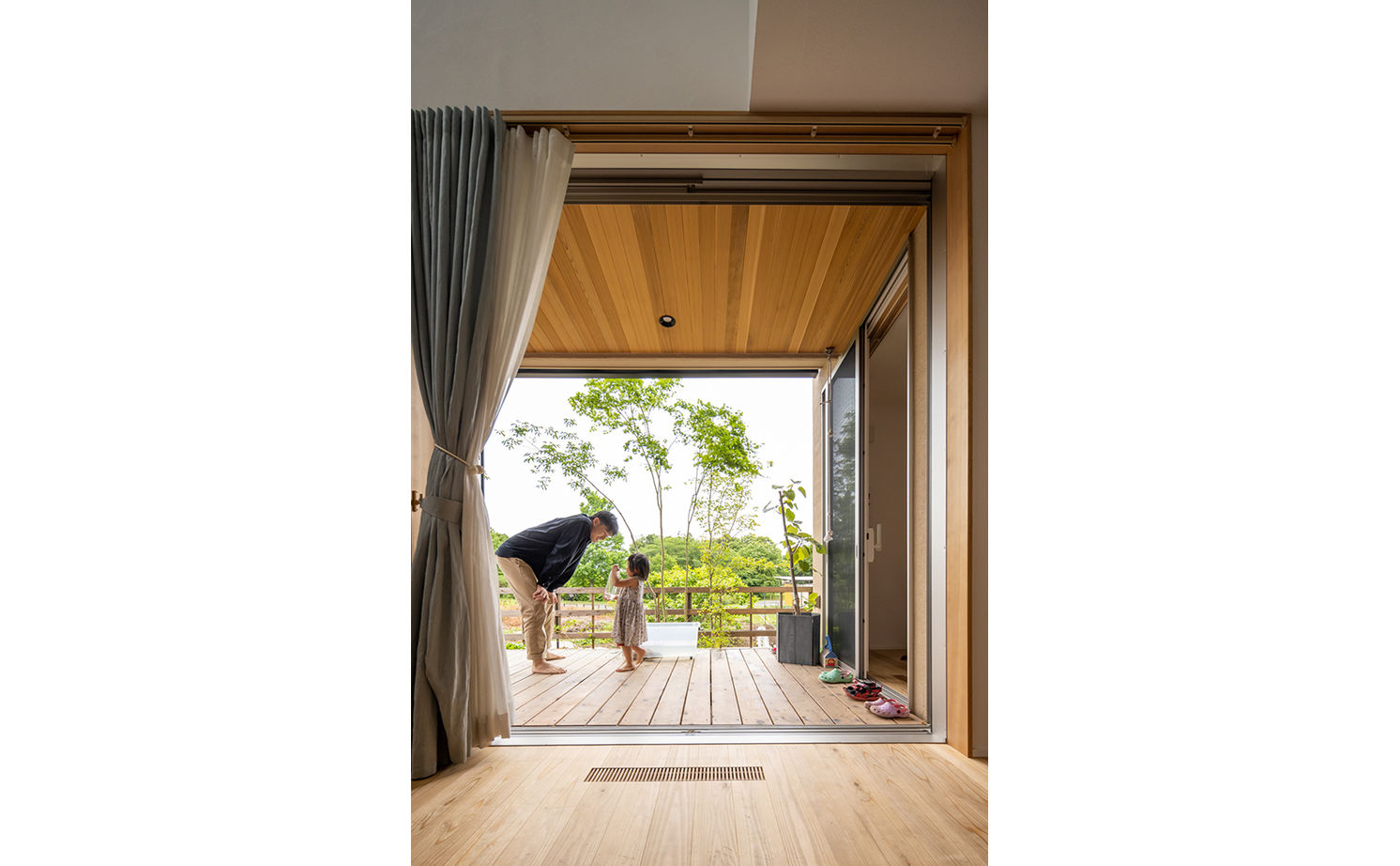 エーセンス建築設計 【41坪/間取り図有】広がりある借景を室内に取り入れて伸びやかに。シンプルで温もりのある通り土間の家の建築実例画像6