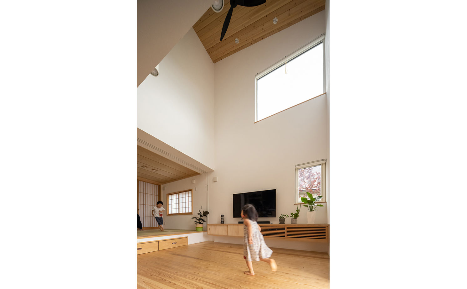 エーセンス建築設計 【41坪/間取り図有】広がりある借景を室内に取り入れて伸びやかに。シンプルで温もりのある通り土間の家の建築実例画像7