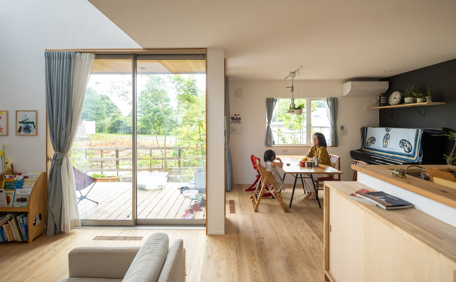 エーセンス建築設計 【41坪/間取り図有】広がりある借景を室内に取り入れて伸びやかに。シンプルで温もりのある通り土間の家の建築実例画像9