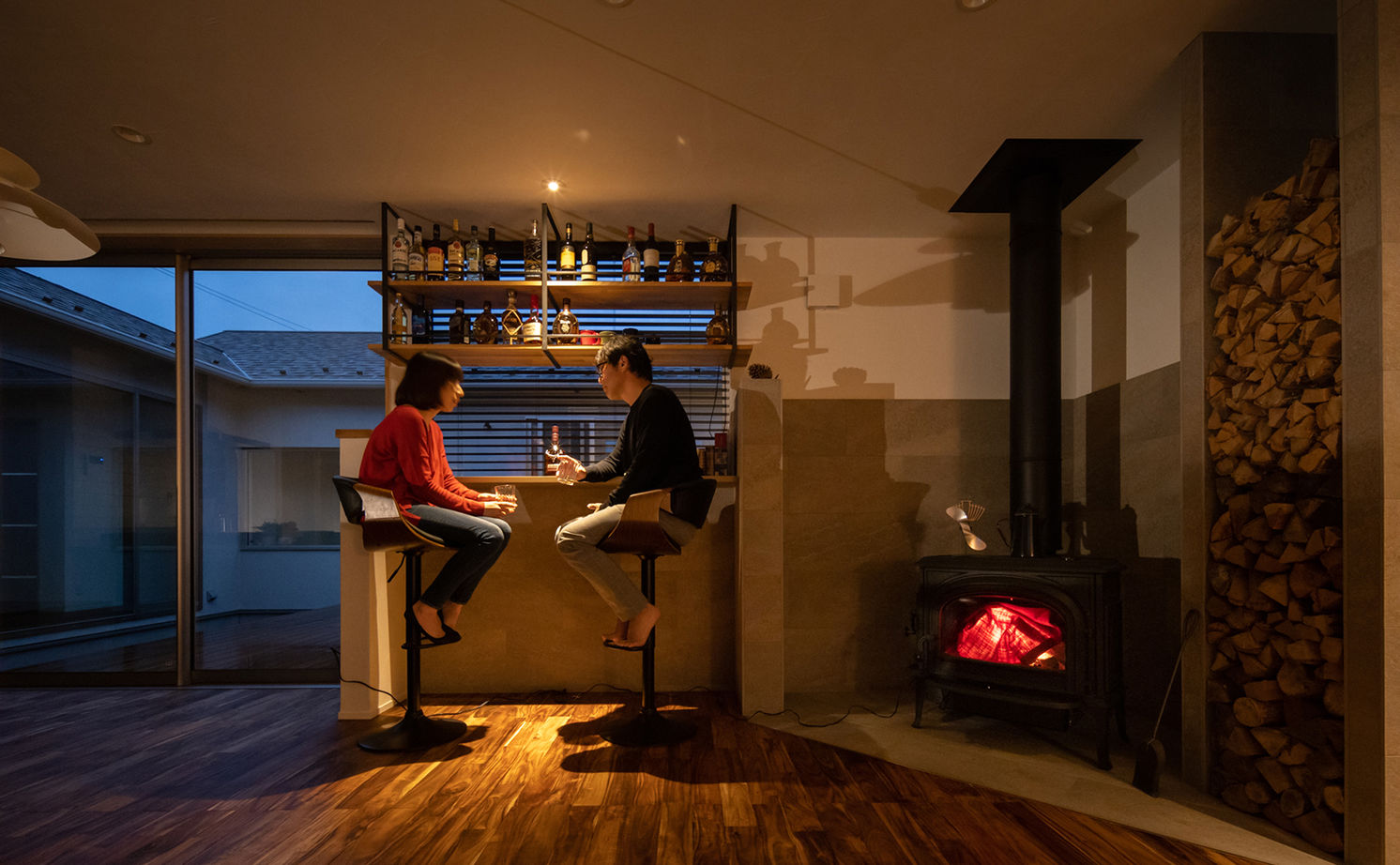 エーセンス建築設計 【36坪】中庭があるコの字型の平屋。バーカウンターと薪ストーブで大人時間を愉しむの建築実例画像2