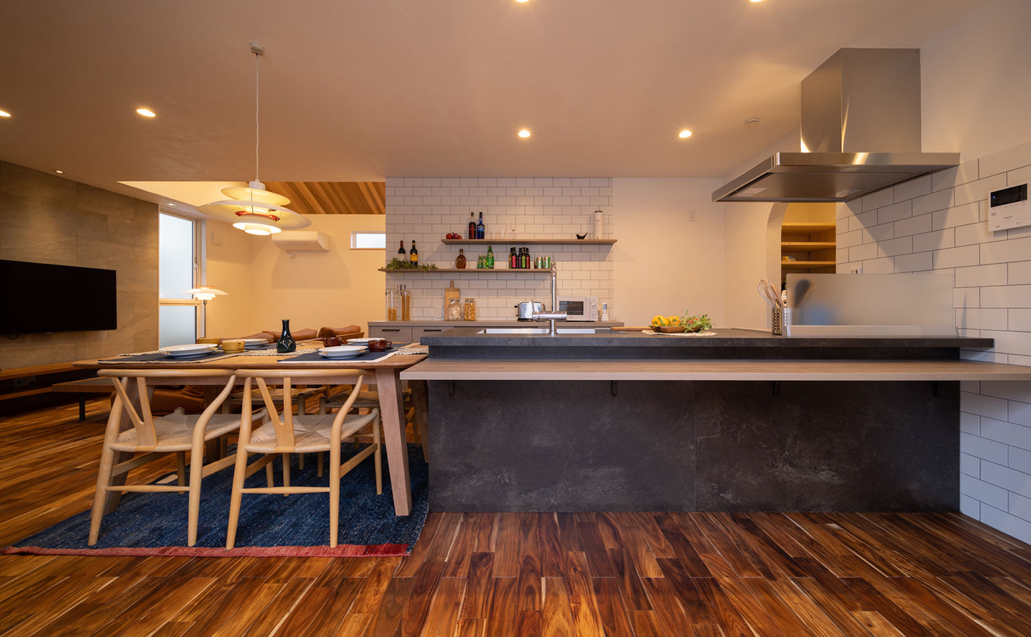 エーセンス建築設計 【36坪】中庭があるコの字型の平屋。バーカウンターと薪ストーブで大人時間を愉しむの建築実例画像3