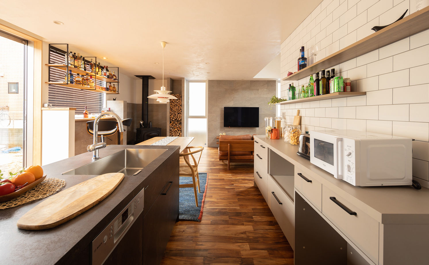 エーセンス建築設計 【36坪】中庭があるコの字型の平屋。バーカウンターと薪ストーブで大人時間を愉しむの建築実例画像4