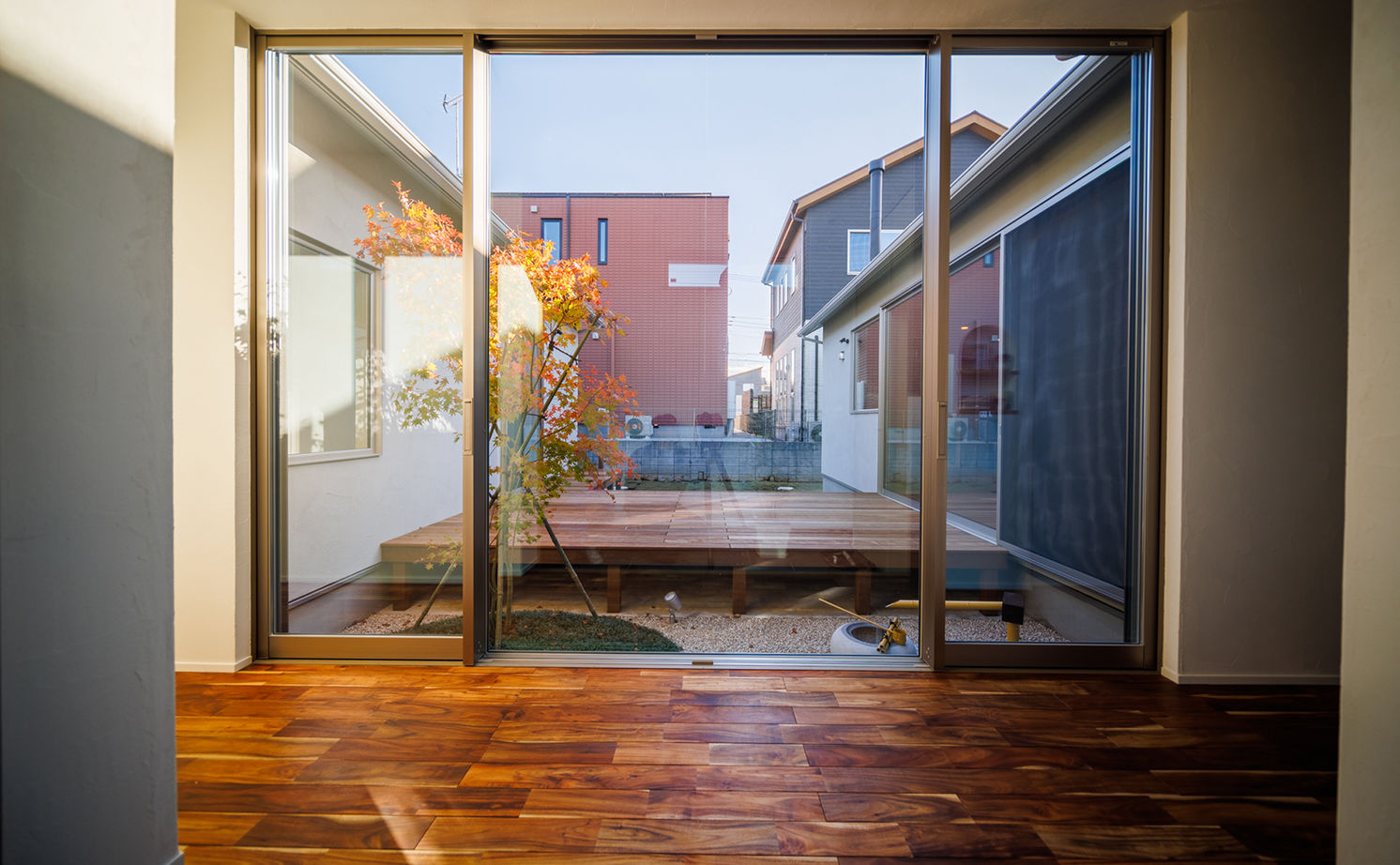 エーセンス建築設計 【36坪】中庭があるコの字型の平屋。バーカウンターと薪ストーブで大人時間を愉しむの建築実例画像9